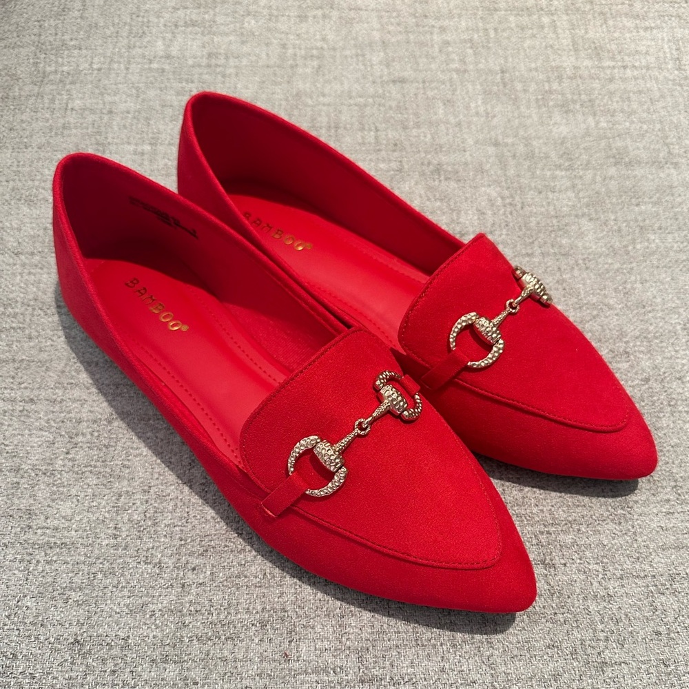 The Gracious Metal Chain
Pointed Ballet Flat in Red